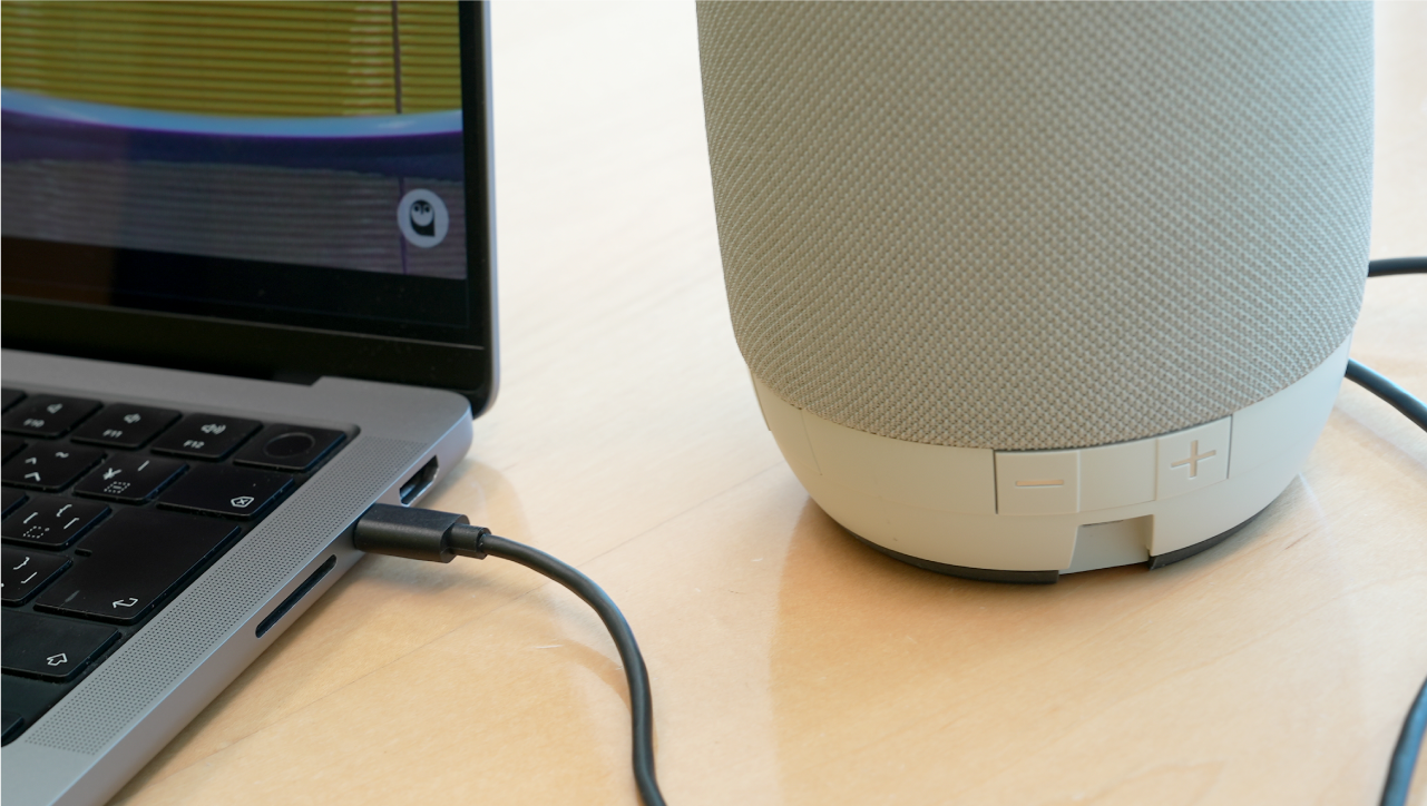 本製品をUSBケーブルでパソコンにつないでいる画像